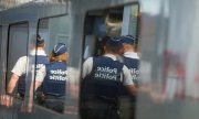 Des policiers en gare de Bruxelles. Le Marocain interpelé réfute tout motif terroriste. (© picture-alliance/dpa)
