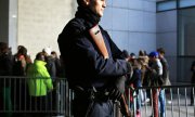 Ein Polizist bewacht vor dem Rugby-Spiel Italien gegen Frankreich den Eingang des Pariser Stade de France. (© picture-alliance/dpa)