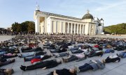 Mit ihrem Protest in Vilnius machten Aktivisten im September 2015 die Öffentlichkeit darauf aufmerksam, dass in Litauen viele Menschen Selbstmord begehen. (© picture-alliance/dpa)