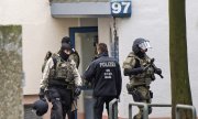 Police after a raid in Chemnitz on Saturday. (© picture-alliance/dpa)
