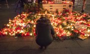 Ein Meer von Kerzen und Blumen nach dem Anschlag auf einen Berliner Weihnachtsmarkt. (© picture-alliance/dpa)