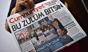 Cumhuriyet gazetesi 9 Mart 2018 tarihli manşetinde  davalı meslektaşlarının beraatini istiyor. (© picture-alliance/dpa)