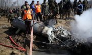 Indian soldiers examine a fighter jet shot down by Pakistan. (© picture-alliance/dpa)
