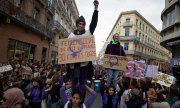 Toulouse'da bir gösterici öldürülen kadınları hatırlatıyor. (© picture-alliance/dpa)