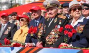 Veterans watching the parade on 9 May in St. Petersburg. (© picture-alliance/dpa)