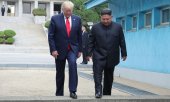 Trump et Kim Jong-un franchissent la ligne de démarcation entre les deux Corée. (© picture-alliance/dpa)