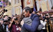 Pedro Sánchez embraces Pablo Iglesias, the leader of Unidas Podemos, after the vote. Their governing coalition is the first in Spain's history. (© picture-alliance/dpa)