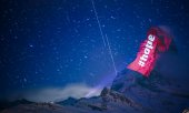 Eine Lichtinstallation des Schweizer Künstlers Gerry Hofstetter auf dem Matterhorn. (© picture-alliance/dpa)