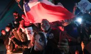 Citizens celebrate the result on the Plaza de Italia in Santiago. (© picture-alliance/dpa)