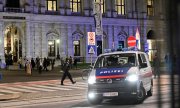 Présence policière devant le Burgtheater, à Vienne. (© picture-alliance/dpa)