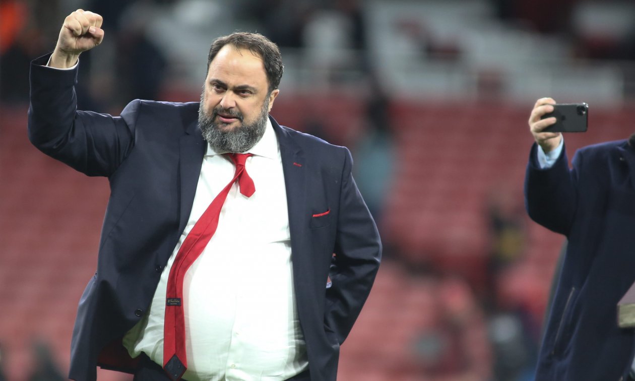 Evangelos Marinakis is a friend of the family of Greek Prime Minister Kyriakos Mitsotakis. The shipping magnate owns the Greek football club Olympiacos Piraeus as well as several newspapers and television stations.