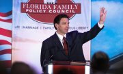 Рон Десантис 20 мая 2023 года на мероприятии организации Florida Family Policy Councils. (© picture-alliance/epa/Кристобаль Эррера-Улашкевич)