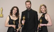 Oscar winners Raney Aronson-Rath, Mstyslav Chernov and Michelle Mizner (from left). (© picture alliance/Jordan Strauss/Invision/AP/Jordan Strauss)