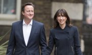 Umfragen sagten ein knappes Ergebnis voraus. Nun kann Premier Cameron, hier nach der Wahl mit seiner Frau Samantha, wohl allein regieren. (© picture-alliance/dpa)