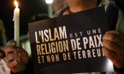 "Der Islam ist eine Religion des Friedens, nicht des Terrors" - aufgenommen im November 2015 in Rabat, während einer Demonstration nach den Anschlägen in Paris. (© picture-alliance/dpa)