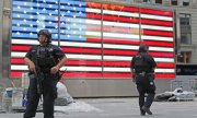 Des policiers lourdement armés patrouillent dans Manhattan suite aux attaques (© picture-alliance/dpa)
