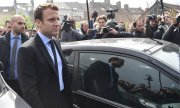 Macron bei einem Besuch der Whirlpool-Fabrik in Amiens am 26. April (© picture-alliance/dpa)