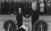 Former German chancellor Helmut Kohl (r.), hand in hand with French president François Mitterrand in 1984. (© picture-alliance/dpa)