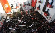 Demonstranten in Tunesien erinnern an den Ausbruch des Arabischen Frühlings. (© picture-alliance/dpa)