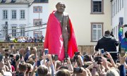 Trier'de 5 Mayıs 2018'de törenle açılan Marx heykeli. (© picture-alliance/dpa)