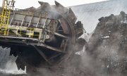 Brandenburg'ta bir yerüstü maden işletmesinden linyit kömürü çıkaran döner kepçeli bir ekskavatör. (© picture-alliance/dpa)