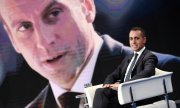 Di Maio in a TV programme, with a picture of French President Macron in the background. (© picture-alliance/dpa)
