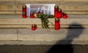 На ступенях здания министерства внутренних дел Румынии горят свечи в память о погибшей 15-летней Александре. (© picture-alliance/dpa)