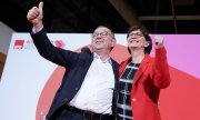 SPD'nin yeni ikilisi, Walter-Borjans ve Esken, oyların yüzde 53'ünü aldı. (© picture-alliance/dpa)