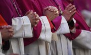 Молящиеся епископы. (© picture-alliance/dpa)