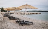 Ein menschenleerer Strand, aufgenommen am 3. Juli 2020 in Novigrad, Kroatien. Sieht es vielerorts bald wieder so aus? (© picture-alliance/dpa)
