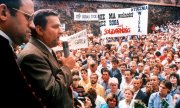 Lech Wałęsa speaks to the workers at the Gdańsk Lenin Shipyard in 1980. (© picture-alliance/dpa)