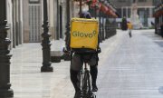 Teker üstünde yemek: Malaga kentinde Glovo sürücüsü. (© picture-alliance/dpa)