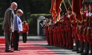 Angela Merkel and Albanian Prime Minister Edi Rama at the reception ceremony in Tirana. © picture-alliance/AP/Franc Zhurda)