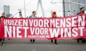 Göstericiler "Kâr için değil, insanlar için ev" talebiyle Rotterdam'da sokağa çıktı (17 Ekim). (© picture alliance /ANP/BAS CZERWINSKI)