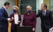 Mateusz Morawiecki, Ursula von der Leyen, Angela Merkel et Emmanuel Macron (de gauche à droite). (© picture-alliance/AP/John Thys)