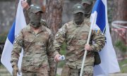 In Belgorod kämpfen Paramilitärs der Gruppen Legion Freies Russland (im Bild) und des Russischen Freiwilligenkorps gegen Russland. (© picture-alliance/EPA  SERGEY DOLZHENKO)