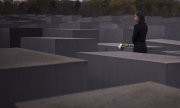 9 Kasım 2023: Almanya Dışişleri Bakanı Baerbock, Berlin'deki Soykırım Anıtı'na gül bırakırken. (© picture alliance/ASSOCIATED PRESS/Markus Schreiber)