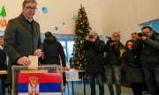 Vučić casts his vote. The opposition claims that passports were forged and people from the Republika Srpska in Bosnia and Herzegovina were bussed to Belgrade to vote. (© picture alliance / ASSOCIATED PRESS / Darko Vojinovic)
