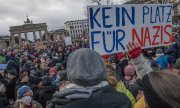 Около 25 тысяч протестующих вышли на демонстрацию против правого экстремизма в Берлине 14 января 2024 года. Подобные протесты прошли и в других городах страны. (© picture-alliance/Zumapress.com/Михаэль Кюнне)