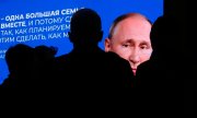 A Saint-Pétersbourg, un écran diffusant la propagande électorale de Poutine et une citation de son récent discours à la nation. (© picture alliance / ASSOCIATED PRESS / Dmitri Lovetsky)