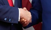 Trump and Xi shake hands at Gimhae International Airport in Busan, South Korea, on 30 October 2025. (© picture-alliance/AP Photo/Mark Schiefelbein)