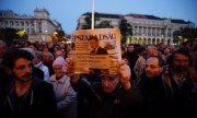 Demonstrators showing solidarity with Népszabadság in Budapest. (© picture-alliance/dpa)