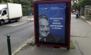 Budapeşte sokaklarında "Son gülen Soros olmasın" yazılı bir afiş. (© picture-alliance/dpa)