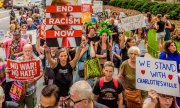 Charlottesville'deki kargaşanın ardından insanlar 14 Ağustos 2017'de New York'ta ırkçılığa ve Trump'ın aşırı sağla ilişkisine karşı çıkıyor. (© picture-alliance/dpa)