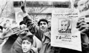 Youths cheer the fall of the Shah in Tehran in February 1979. (© picture-alliance/dpa)