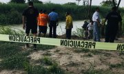 Rio Grande'nin Meksika kıyısında iki cesedin bulunduğu yer güvenlik şeridiyle çevrilmiş. (© picture-alliance/dpa)