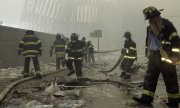 Feuerwehrleute am 11. September 2001 vor den Ruinen des World Trade Center. (© picture-alliance/dpa)