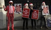 Brexit taraftarları Londra'daki parlamento binası önünde (18 Aralık 2019). (© picture-alliance/dpa)