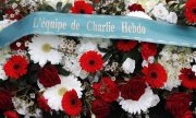 A wreath laid by "The Charlie Hebdo team" in Paris on 7 January 2020. (© picture-alliance/dpa)