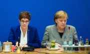 Annegret Kramp-Karrenbauer and Angela Merkel at the CDU board meeting on February 10. (© picture-alliance/dpa)